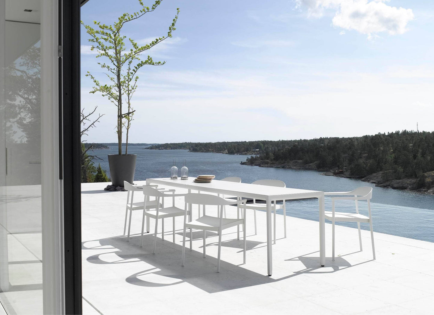 Illum Table and Armchairs in White Outdoor Furniture Tribu 