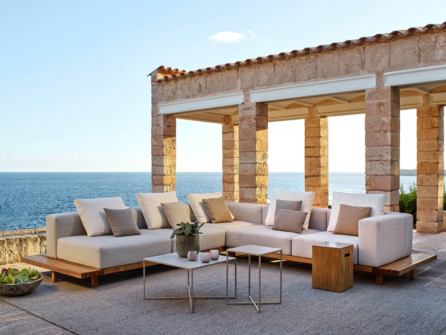 Tairu Side Table - Outdoor Furniture