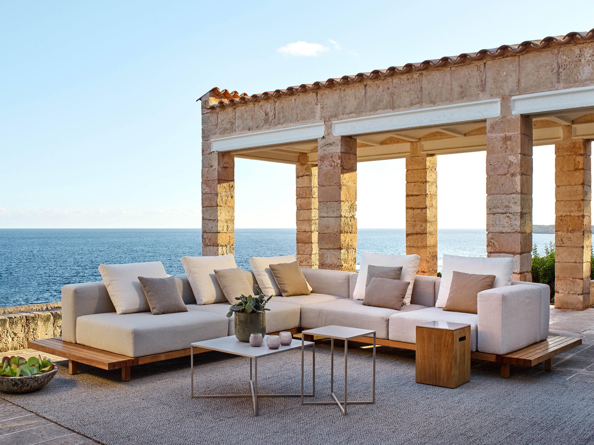 Tairu Side Table - Outdoor Furniture