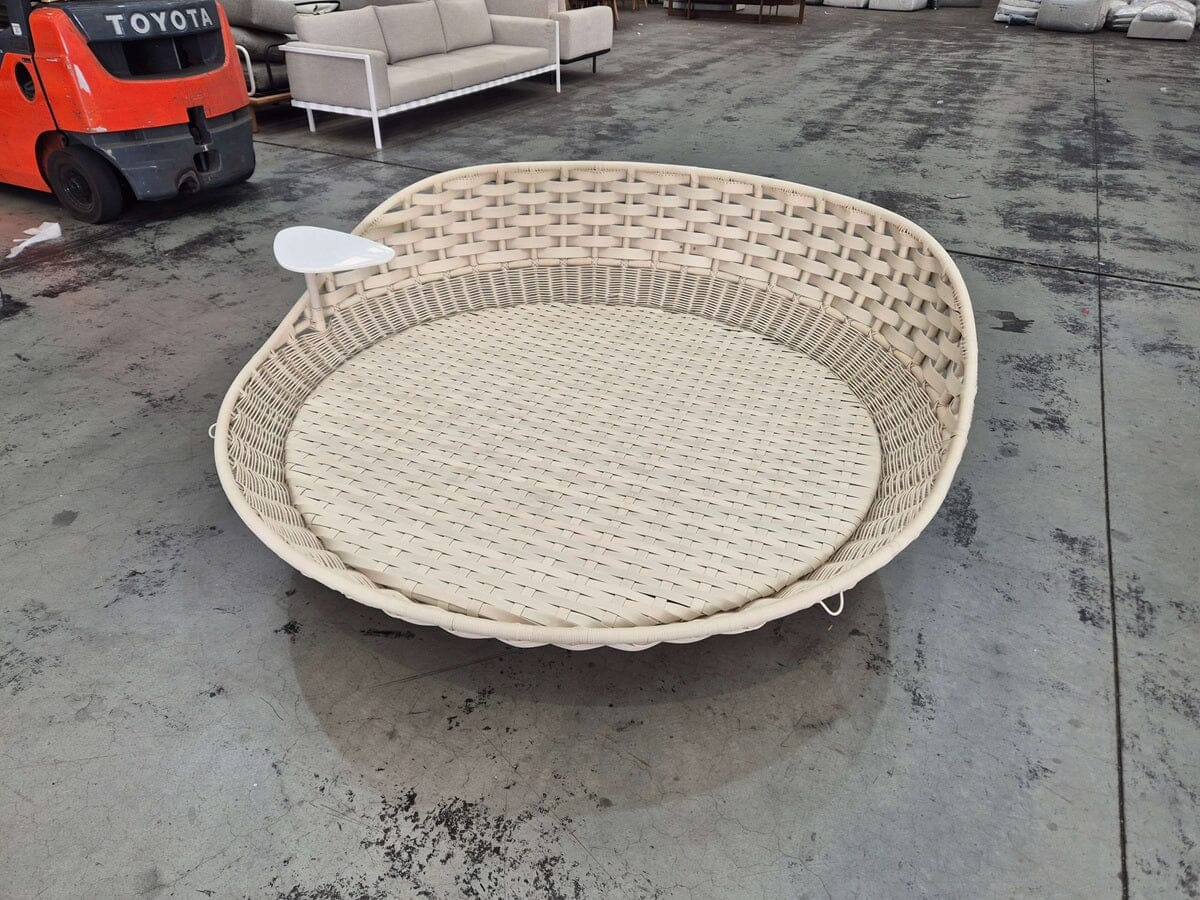 SWINGREST Standing Lounger in Chalk Outdoor Furniture DEDON 
